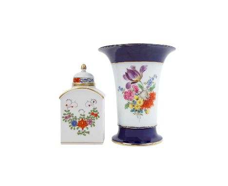 MEISSEN 2-tlg Konvolut Vase und Teedose, 20. Jh. 1. Wahl. Trompetenvase mit zentraler Blumenbukettmalerei, am Standring und a