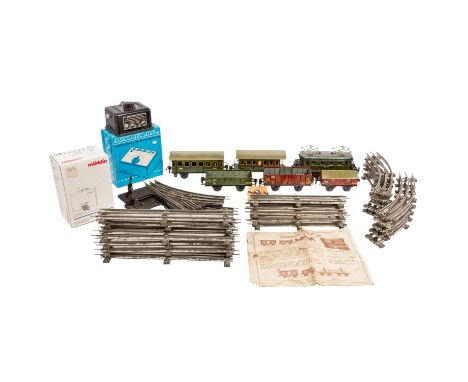 MÄRKLIN Starter-Set und Zubehör für die Spur 0, 1930-1950, Zugpackung mit grüner E-Lok RS 66/ 12910, v+r durch Hand- und Fern