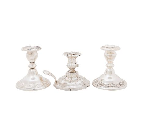 ÖSTERREICH/USA Konvolut Kerzenhalter 3tlg., Silber, 19./20. Jh. bestehend aus ÖSTERREICH Kerzenleuchter mit Halterung, 1850 (