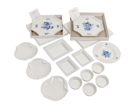 MEISSEN 14-tlg. Konvolut, 20./21. Jh.: 'Blaue Blume mit Goldgräsern': 2 Platten (ca. 22x21,5 cm, 1 mit Unterstrich) in Origin