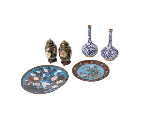 Konvolut Email-Cloisonné 6-tlg.: 2 Teller (D: 24 cm und (30 cm, beschädigt)), 2 blau-weisse Enghalsvasen mit Pflaumenblütende