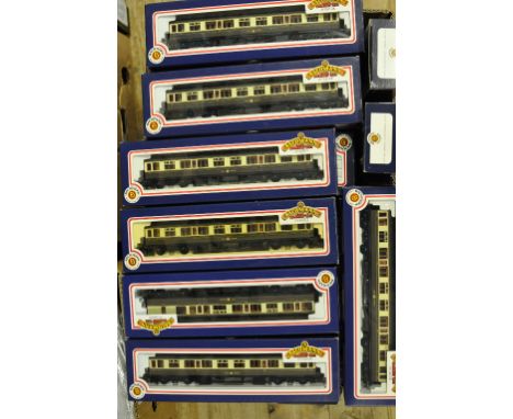 Assorted Bachmann Branch-Line 00 gauge rolling stock (box)