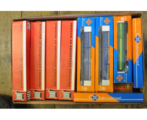 Assorted Roco, Lilliput, Jouef and Fleischmann 00/H0 rolling stock (box)