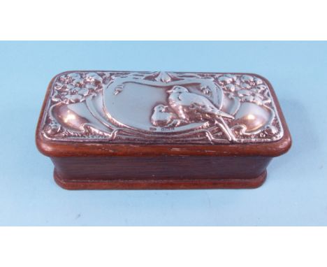 An Art Nouveau style oak box, the silver mounted cover decorated birds amongst foliage, Birmingham 1904, 12 cm wide