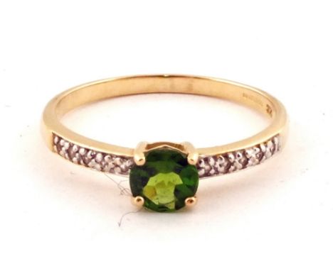 A 9ct Gold Russian Diopside ring, size P