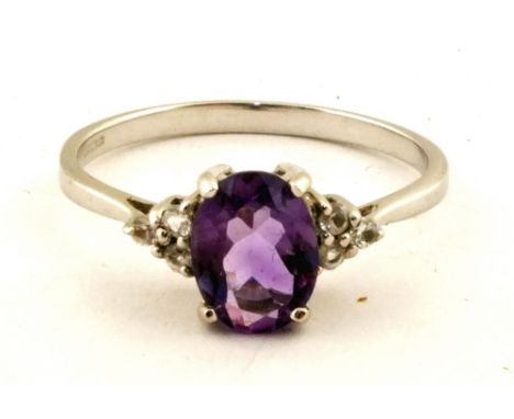 A 9ct Gold White Gold African Amethyst ring, size O