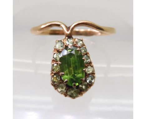 A RUSSIAN GOLD DEMANTOID GARNET RING in an early 20th Century style, the central demantoid garnet has a horsetail inclusion, 