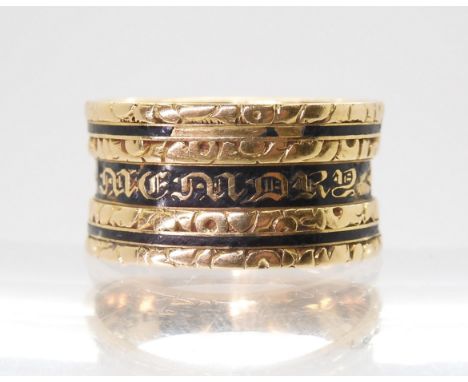 AN 18CT GEORGIAN MOURNING RING with black enamel detail, London hallmarks for 1824, the inner shank inscribed Mrs Sarah Leigh