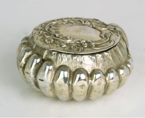 A CONTINENTAL SILVER SNUFF BOX probably German, with import marks for Edwin Thompson Bryant, London, of shell form, the hinge