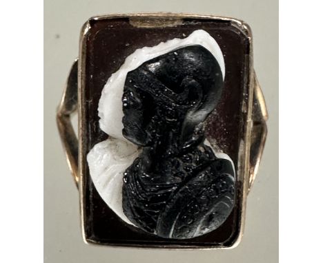 A 9ct gold ring set rectangular glass Roman style double overlaid portrait intaglio ring L x 1.7cm W x 1.2cm 5.63