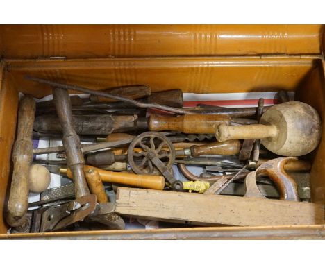 A collection of vintage carpenters tools to include planes, drills chisels etc.. contained within a metal storage case. 