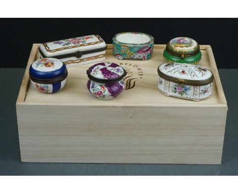 A collection of five decorative antique patch / pill boxes. 