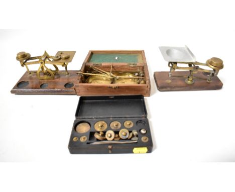 Various vintage and antique scales, to include a set of egg grading scales on square wooden base and single 2oz weight in rec