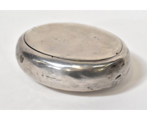 A George V hallmarked silver snuff box with pinch opening hinged lid, Chrisford &amp; Norris Ltd, Birmingham 1913, approx 1.9