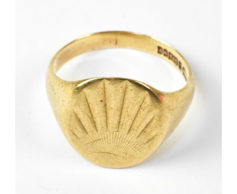 A gentlemen's vintage 9ct gold signet ring, the oval table engraved with a sunburst pattern, size W, approx 5.2g.