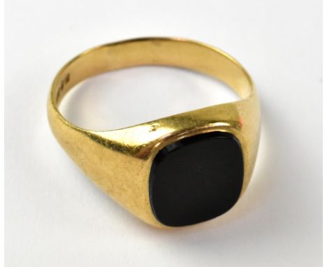 A gentlemen's 9ct gold signet ring, with inset black onyx panel, size V, approx 4.7g.