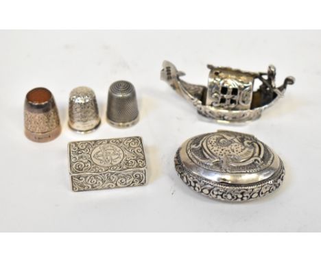 A small mixed lot of hallmarked silver to include a Continental silver model of a gondola with figure to the rear portion, st