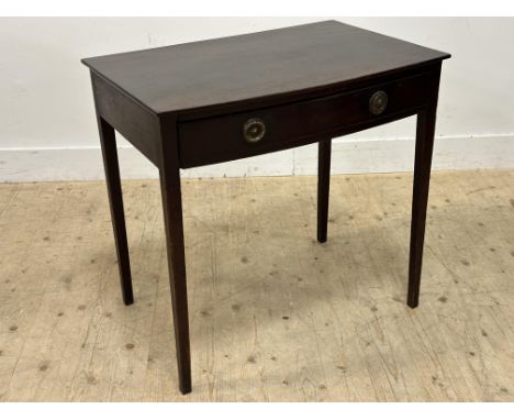 A Georgian mahogany bow front lamp table fitted single drawer with ring handles (h. 74cm x l. 77cm x w. 52cm)