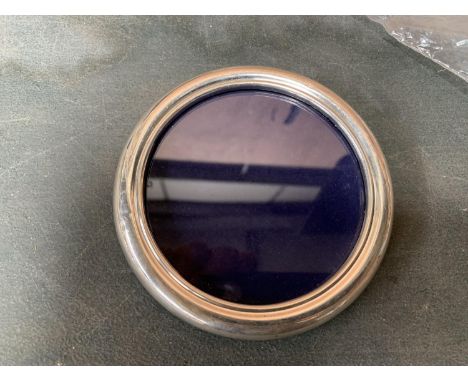 A ROUND SILVER PHOTO FRAME 10CM DIAMETER 