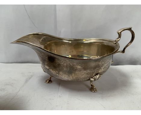 A BIRMINGHAM HALLMARKED SILVER GRAVY BOAT, 102.8 GRAMS 