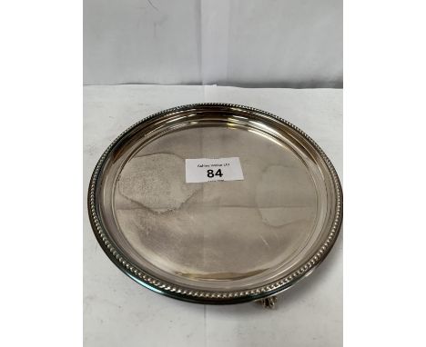 A BIRMINGHAM HALLMARKED SILVER SMALL CIRCULAR CARD TRAY, WEIGHT 168.2 GRAMS DIAMETER 15CM 
