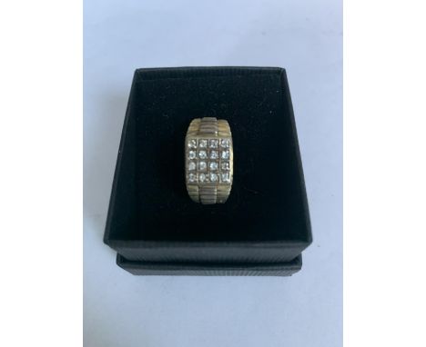 A SILVER GILT RING WITH DIAMANTE DESIGN 