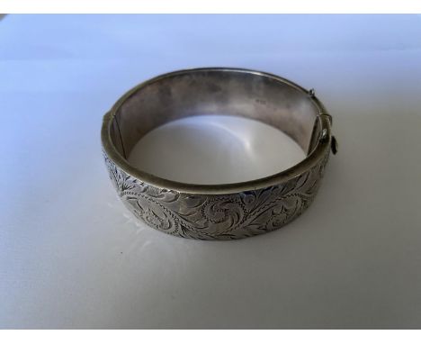A HALLMARKED BIRMINGHAM SILVER LADIES EMBOSSED BANGLE - WEIGHT 31.9 GRAMS 