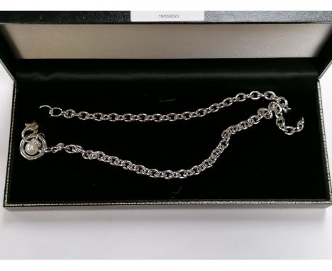 A SILVER BOXED CHAIN NECKLACE WITH PEARL STYLE PENDANT 