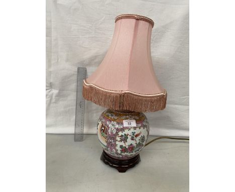 AN ORIENTAL TABLE LAMP DEPICTING FLOWERS AND BIRDS ON A WOODEN BASE 