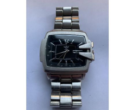 A GENTS NY LONDON WRIST WATCH WITH STAINLESS STEEL BACK AND A SILVER METAL STRAP IN WORKING ORDER 