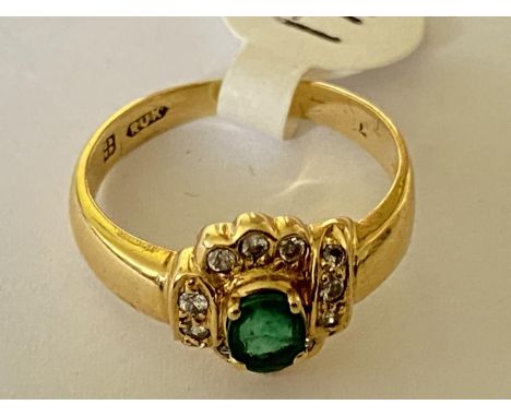 AN 18 CARAT YELLOW GOLD, EMERALD AND DIAMOND CHIP RING - WEIGHT 2.7 GRAMS, RING SIZE K 