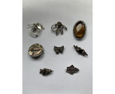 EIGHT MARKED SILVER BROOCHES TO INCLUDE A SILVER MOTHER DESIGN, BOW, HEART, FLOWER, FRUIT BASKET ETC 