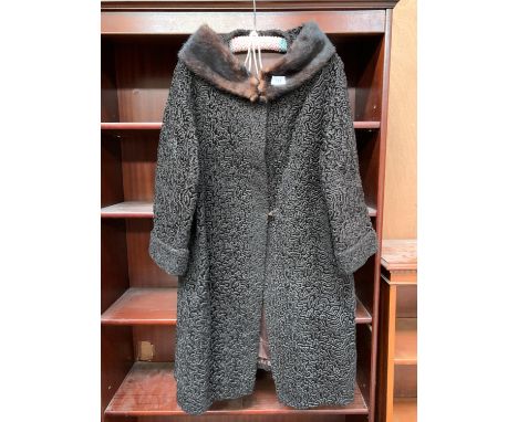 A VINTAGE LADIES COAT WITH FUR COLLAR 