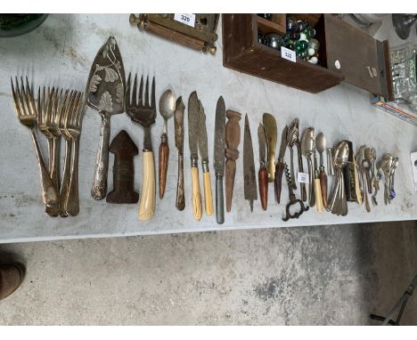 ASSORTED SILVER PLATED FLATWARE SOME DECORATIVE, TO INCLUDE FORKS, A CAKE SLICE, FISH KNIVES, SPOONS AND A PEN KNIFE ETC 