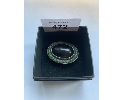 A SILVER LARGE OVAL BROOCH 