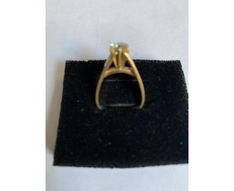 A SINGLE STONE 18CT YELLOW GOLD DIAMOND RING, DIAMOND APPROX 0.67CT, ESTIMATED COLOUR J-K, CLARITY S12-P1, RING SIZE I, WEIGH