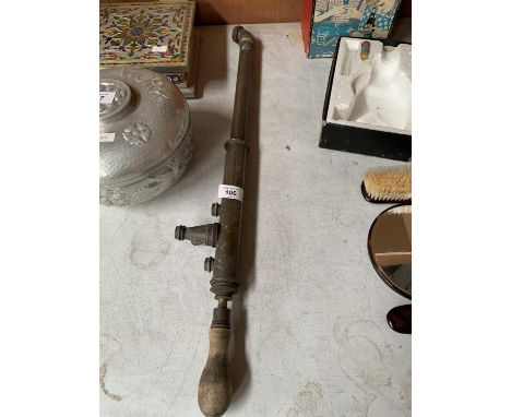 A VINTAGE BRASS ABOL SILVER MEDAL SYRINGE SPECIALLY RECOMMENDED BY THE ROSE SOCIETY GARDEN SPRAYER 