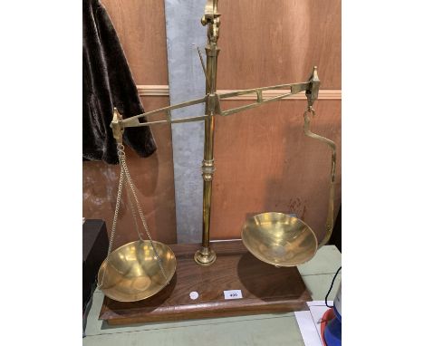 A VINTAGE SET OF BRASS SCALES ON A WOODEN BASE 