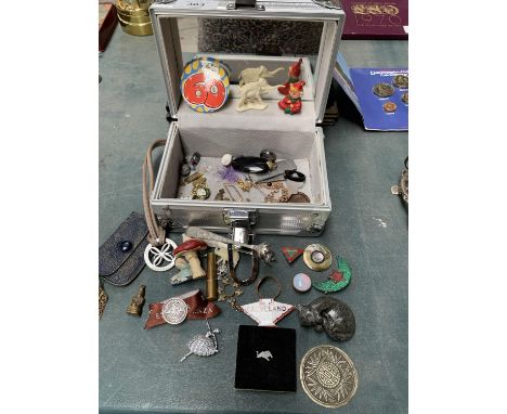 A SILVER COLOURED CASE STYLE JEWELLERY BOX WITH MIRRORED INSIDE LID AND CONTENETS TO INCLUDE BADGES, JEWELLERY, TRINKETS ETC 