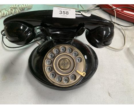 A BLACK VINTAGE STYLE TELEPHONE WITH ROTARY DIAL, WIRE AND SOCKET PLUG 