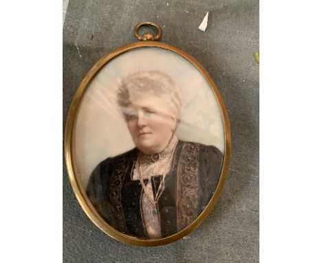 A MINATURE OVAL WATERCOLOUR PORTRAIT OF A LADY 