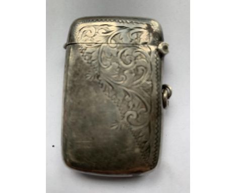 A 1919 HALLMARKED BIRMINGHAM SILVER VESTA CASE - MAKER T HEATLEY 