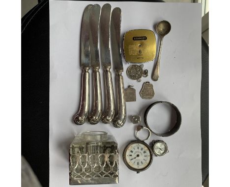 VARIOUS MARKED SILVER ITEMS TO INCLUDE KNIVES, MUSTARD SPOON, SCENT BOTTLE, RINGS, PENDANTS ETC 