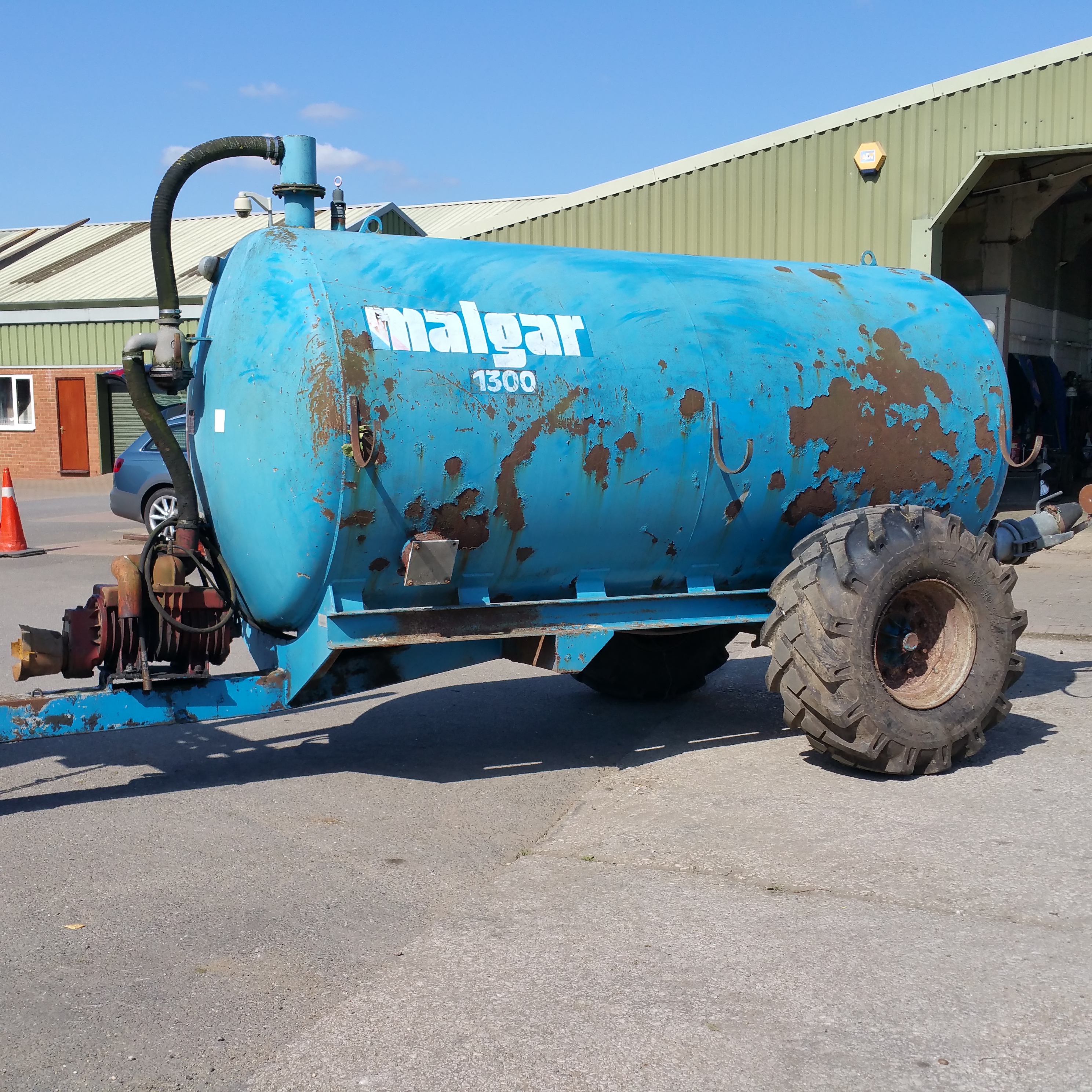 Malgar vacuum slurry tanker 1300 gallon Single axle Vacuum pump working