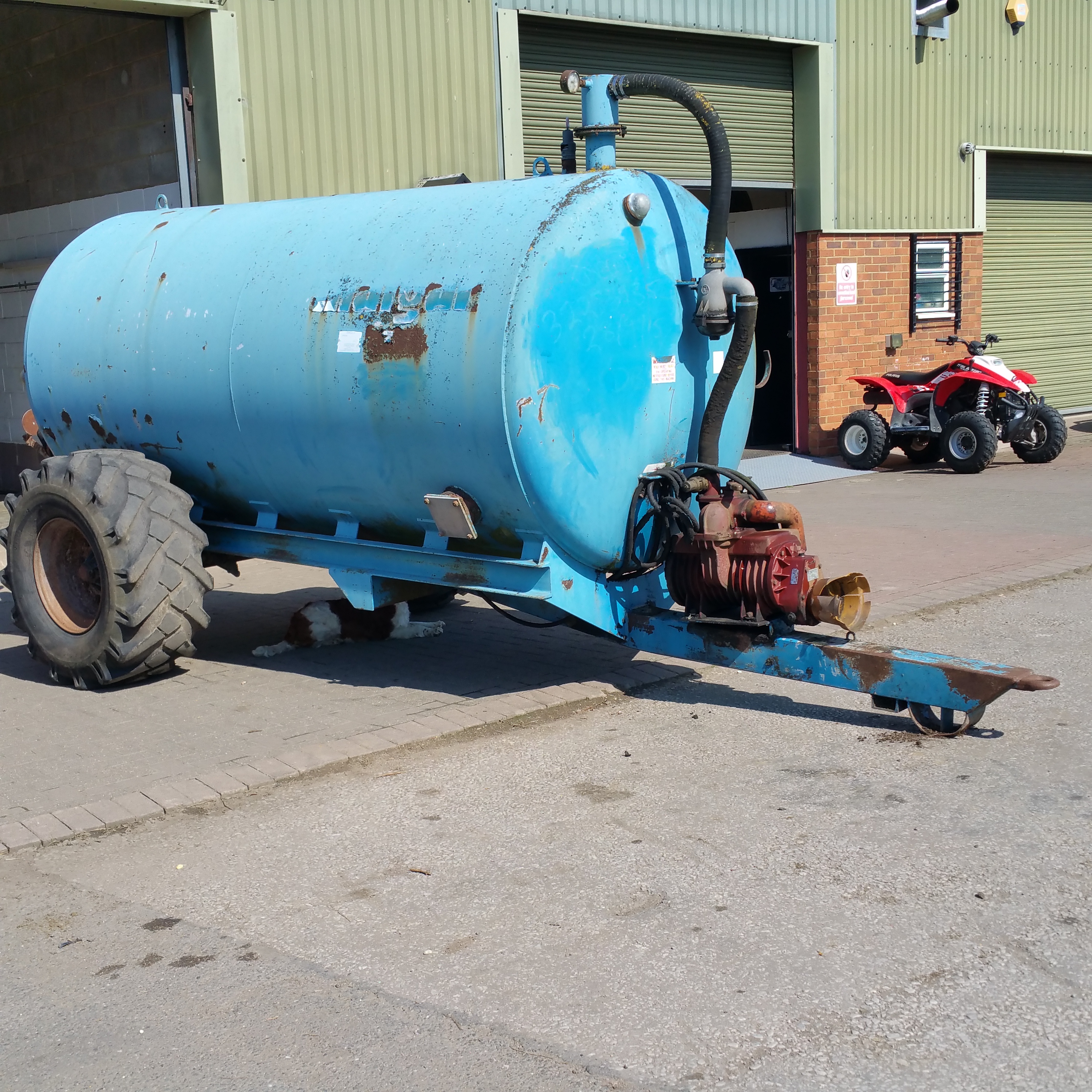 Malgar vacuum slurry tanker 1300 gallon Single axle Vacuum pump working