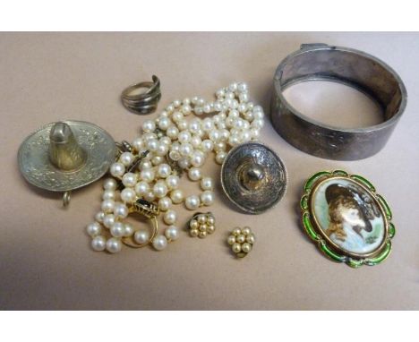 A collection of jewellery, to include; a silver buckle bangle, two Mexican silver novelty brooches, two strings of cultured p