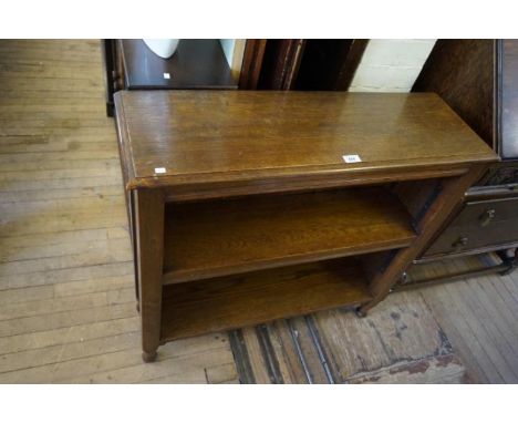 An early 20th Century medium oak dwarf bookcase with single adjustable shelf.