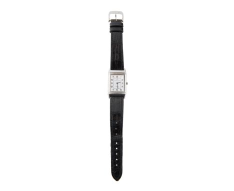 with quartz movement, silvered enamel dial, with Arabic numerals, with steel blue hands, with stainless steel case, the case 