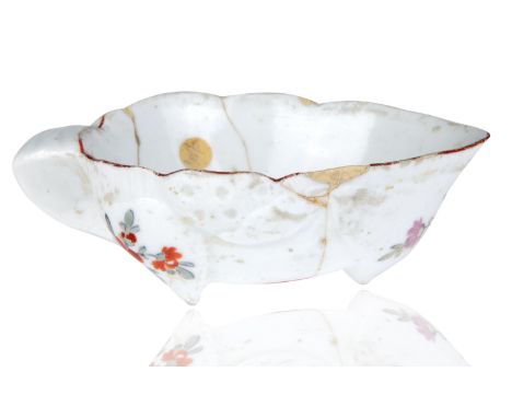 ovoid, with scalloped edges on three legs with shell-form handle, painted with four groups of flowers, blue underglaze imperi