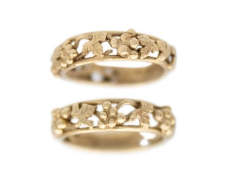 Two 9k gold band rings by Rebecca Morgan Smith. Both with fruiting grape vine decoration, both in size M, hallmarked, 6.20g.